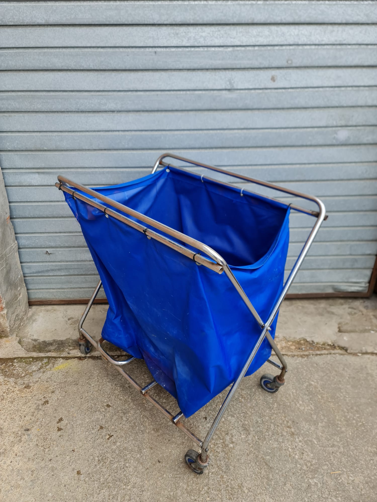 carro lavanderia hosteleria metal 107x60x96_5 1u-111x85x58 1u